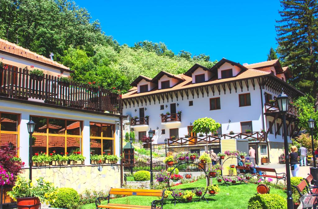 InTravel - Pitkin poikin Serbiaa Belgradista Stara Planinaan Tumanen luostari | Serbia | InTravel blogi