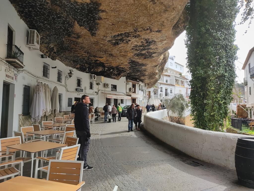 InTravel - Andalusian aarteita: Road trip valkoisissa kaupungeissa ja surffikylissä Setenil de las Bodegas, katu kallion kielekkeen alla | Andalusia, Espanja | InTravel