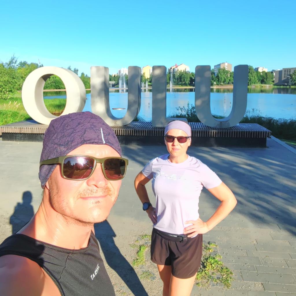 Lenkkeolijät Oulu-kyltillä | Kesäturistina Suomessa ja road trip halki Itä-Euroopan | InTravel