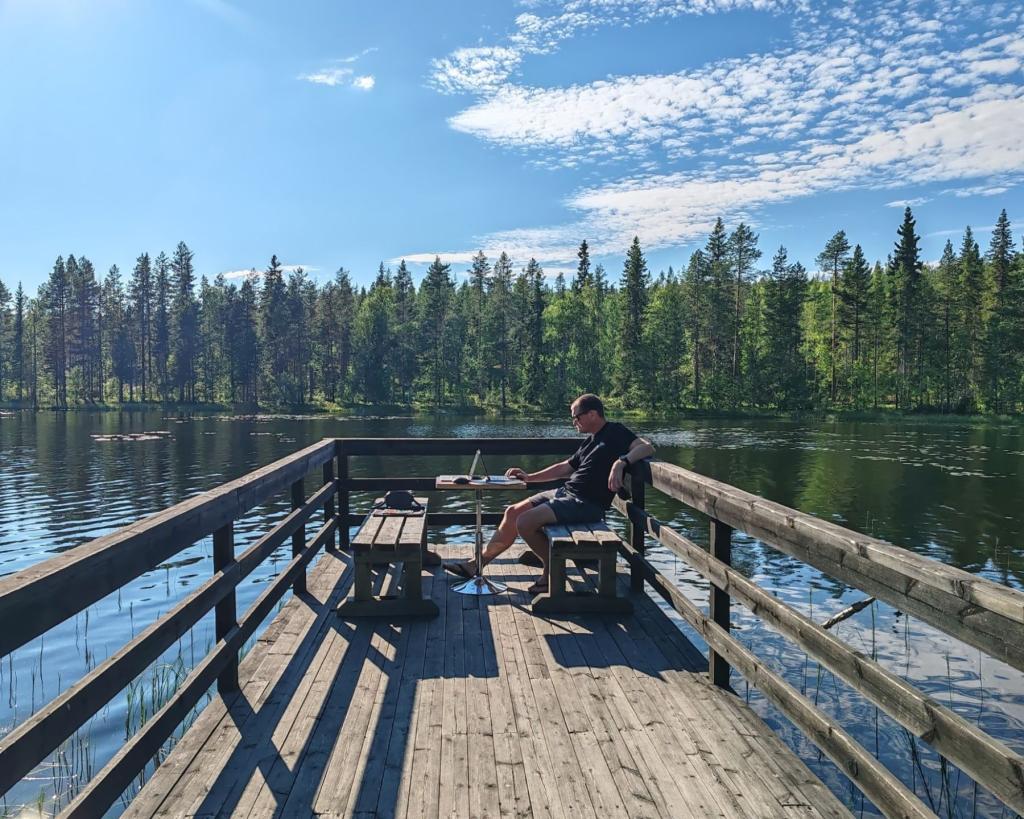 Diginomadin toimisto Onkijärvellä Pohjois-Ruotsissa | Ruotsi | Autolla Euroopassa: Ranskasta Suomeen Norjan kautta | InTravel