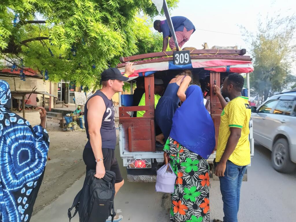 Dala-dala paikallisbussi Sansibarilla | Sansibar ja Dar es Salaam, Tansania | InTravel