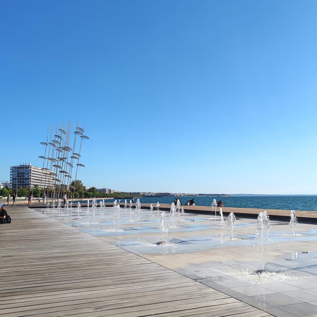 InTravel - Saaritunnelmaa Korfulla ja lemmikkivahtina Thessalonikissa Kreikassa Sateenvarjot-teos ja suihkulähteet rantapromenadilla Thessalonikissa | Autolla Euroopassa: Korfu ja Thessaloniki Kreikassa | InTravel