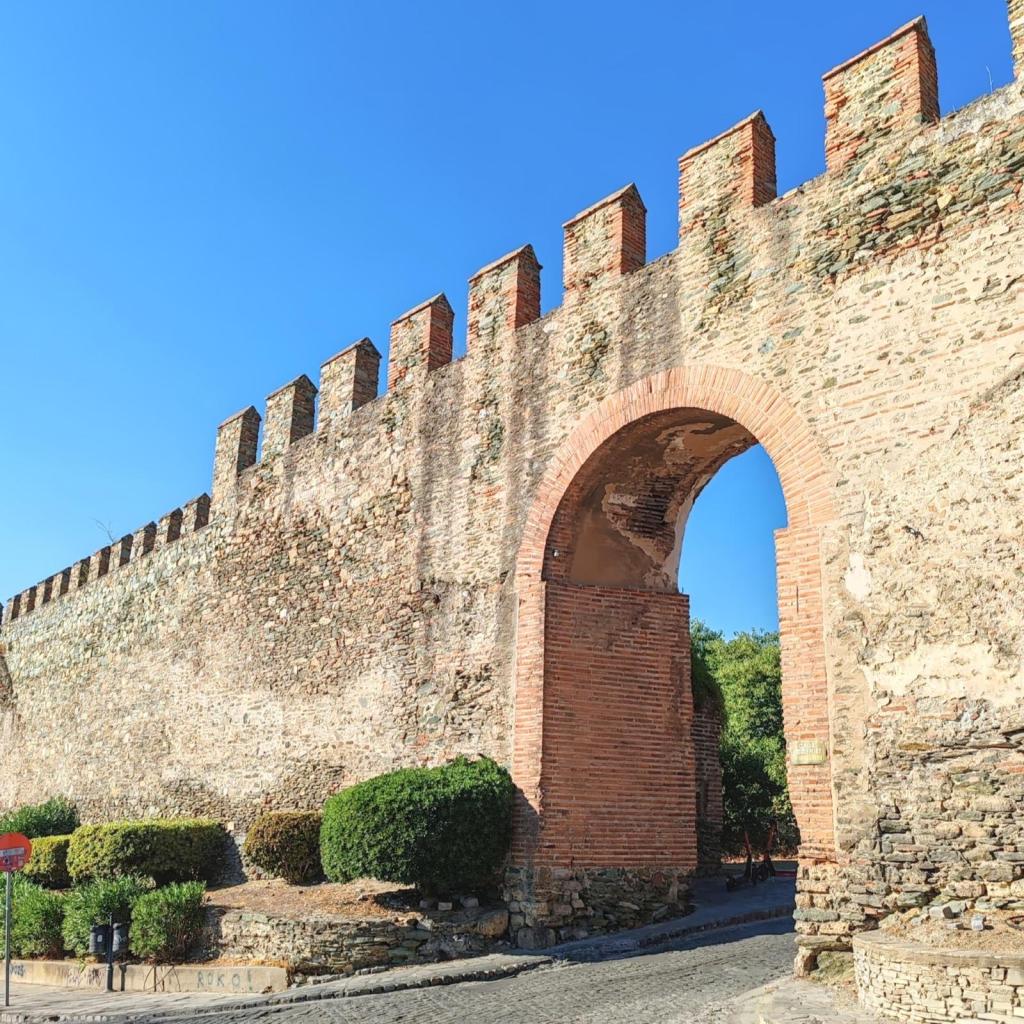 InTravel - Saaritunnelmaa Korfulla ja lemmikkivahtina Thessalonikissa Kreikassa Anna Palaiologina -portti linnoituksen muureissa, Thessaloniki | Autolla Euroopassa: Korfu ja Thessaloniki Kreikassa | InTravel