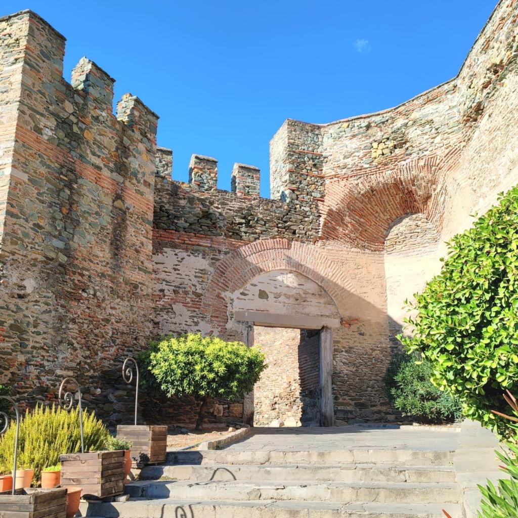 InTravel - Saaritunnelmaa Korfulla ja lemmikkivahtina Thessalonikissa Kreikassa Linnoituksen muureja, Thessaloniki | Autolla Euroopassa: Korfu ja Thessaloniki Kreikassa | InTravel