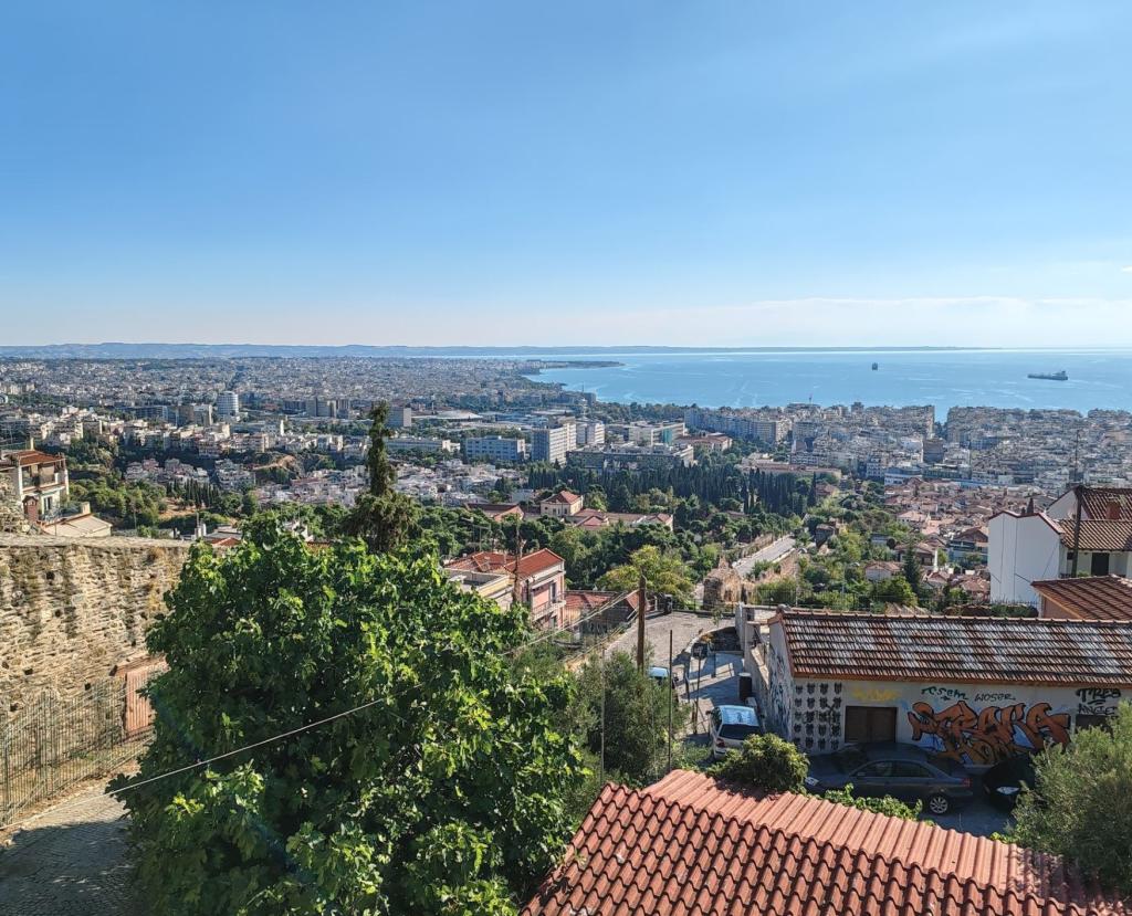 InTravel - Saaritunnelmaa Korfulla ja lemmikkivahtina Thessalonikissa Kreikassa Maisema linnoitukselta yli Thessalonikin kaupungin | Autolla Euroopassa: Korfu ja Thessaloniki Kreikassa | InTravel