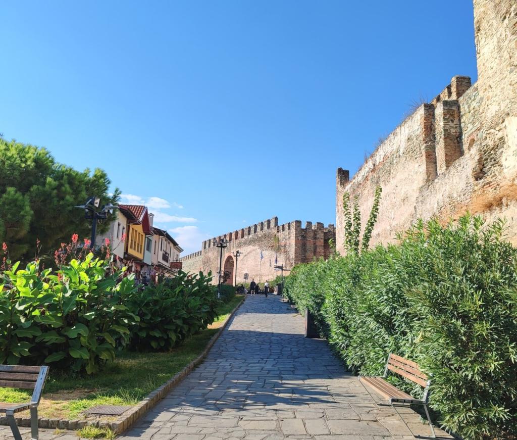 InTravel - Saaritunnelmaa Korfulla ja lemmikkivahtina Thessalonikissa Kreikassa Keskiaikainen linnoitus Thessalonikin vanhassa osassa | Autolla Euroopassa: Korfu ja Thessaloniki Kreikassa | InTravel