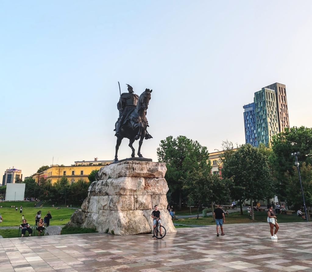 Skanderbegin patsas, Tirana | Albania: Kruja, Tirana ja rannikkoa | InTravel
