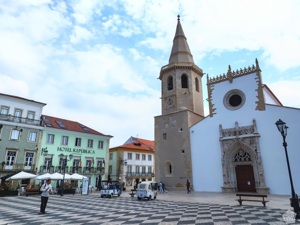 Igreja de São João Baptista ja Tomarin keskusaukio | Road trip Portugalissa: Rannikkomaisemia, Tomar ja Coimbra | InTravel