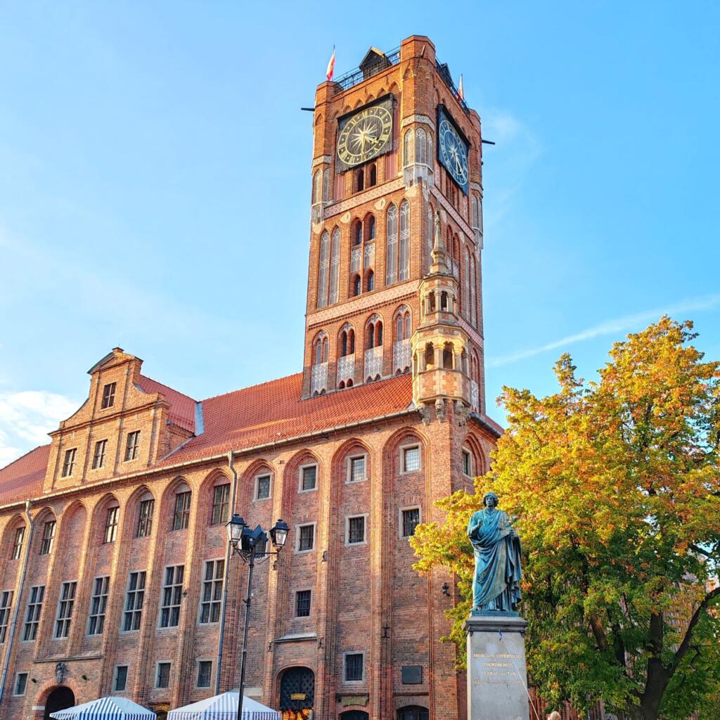 InTravel - Road trip Keski-Euroopassa - Varsova, Torun, Berliini, Alsace Kopernikuksen patsas ja raatihuoneen torni, Torun, Puola | Automatkailua Euroopassa | InTravel