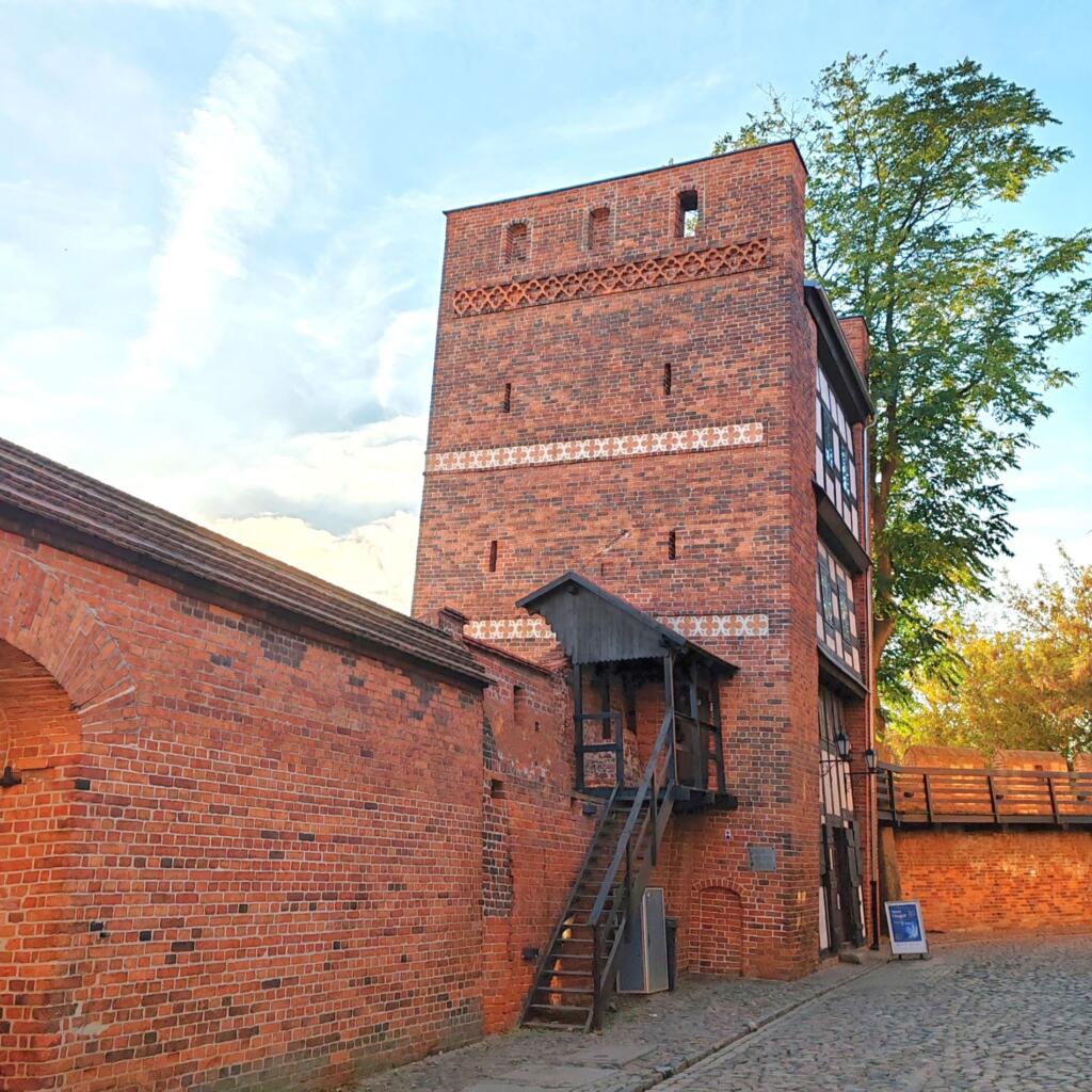 InTravel - Road trip Keski-Euroopassa - Varsova, Torun, Berliini, Alsace Kalteva torni, Torun, Puola | Automatkailua Euroopassa | InTravel