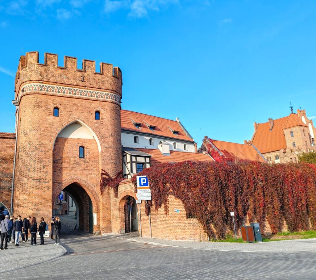 InTravel - Road trip Keski-Euroopassa - Varsova, Torun, Berliini, Alsace Yksi Torunin vanhoista kaupunginporteista, Puola | Automatkailua Euroopassa | InTravel