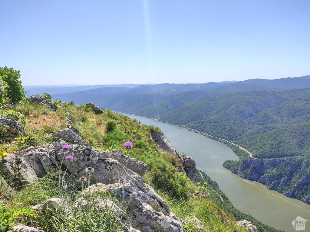 InTravel - Pitkin poikin Serbiaa Belgradista Stara Planinaan Maisema Tonavalle Vliki Strabac huipulta | Serbia | InTravel
