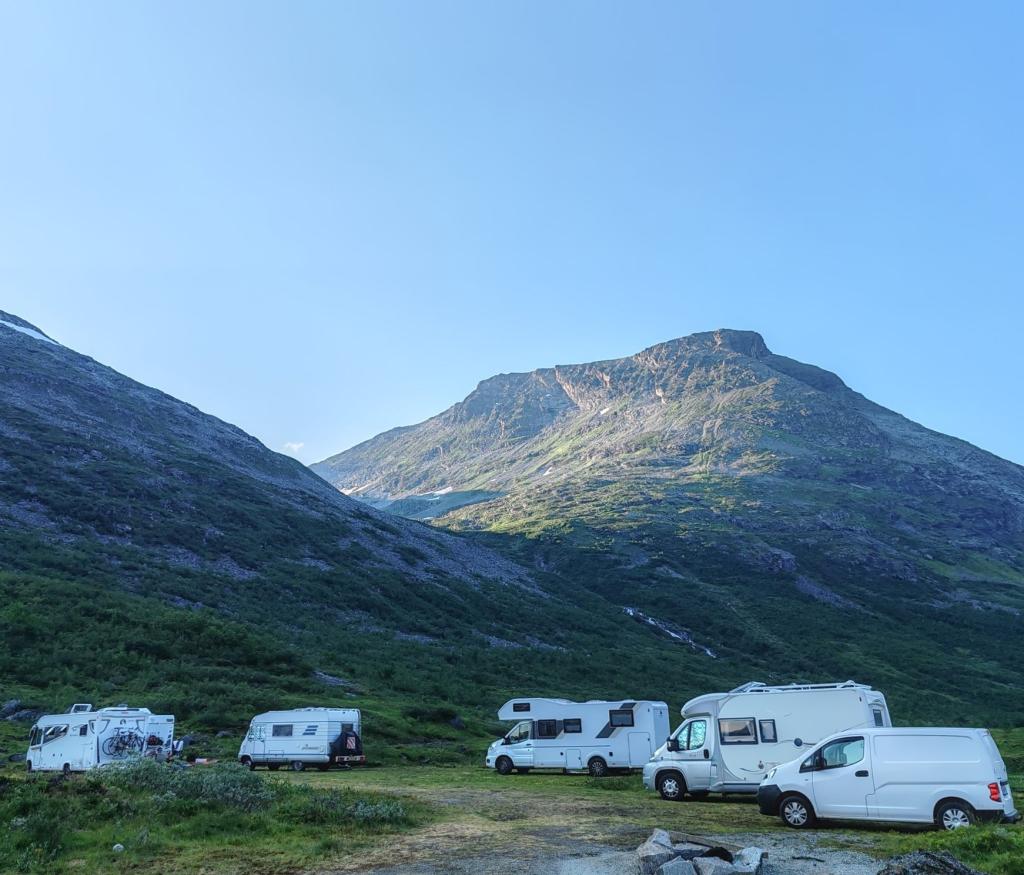 Campereita Trollstigenin yläpuolella kansallispuiston parkissa | Norja | Autolla Euroopassa: Ranskasta Suomeen Norjan kautta | InTravel