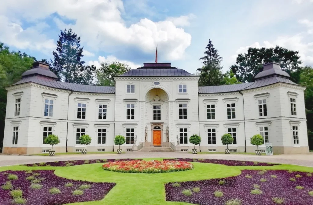 InTravel - Koronapäiväkirjat: Varsova ja paluu Ranskan Alsaceen heinäkuussa 2020 Myślewicki Palace, Varsova | InTravel blogi