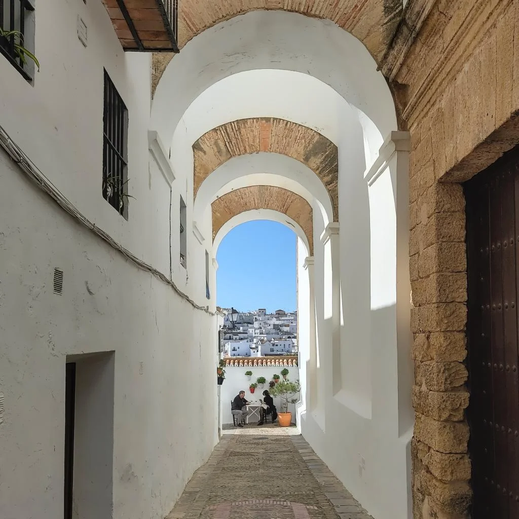 InTravel - Andalusian aarteita: Road trip valkoisissa kaupungeissa ja surffikylissä Vejer de la Frontera, katunäkymä | Andalusia, Espanja | InTravel