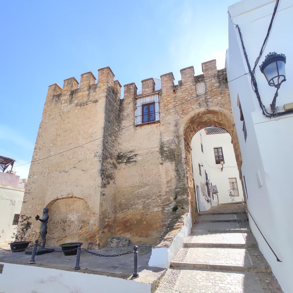 InTravel - Andalusian aarteita: Road trip valkoisissa kaupungeissa ja surffikylissä Vejer de la Frontera, kaupunginportti ja muureja | Andalusia, Espanja | InTravel