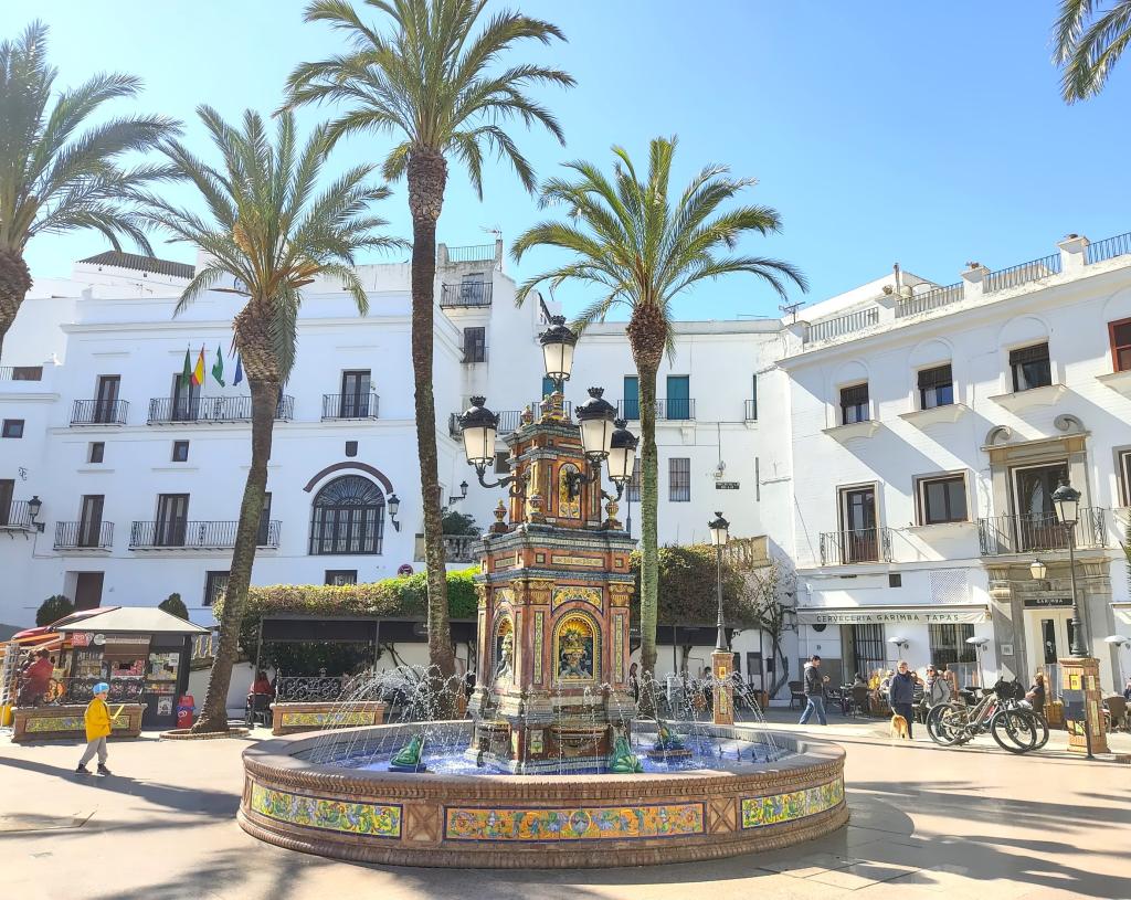 InTravel - Andalusian aarteita: Road trip valkoisissa kaupungeissa ja surffikylissä Vejer de la Fronteran suihkulähdeaukio, Andalusian valkoiset kylät, Espanja | InTravel