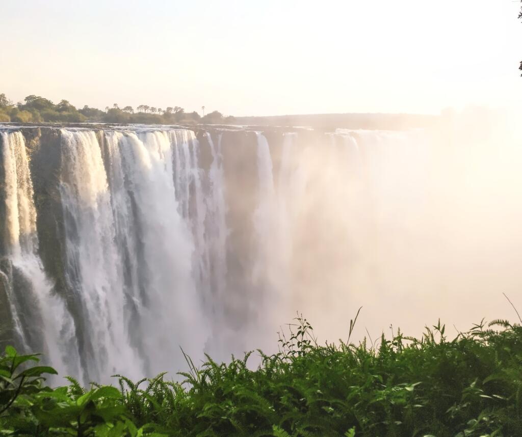 InTravel - Uskomattoman upeat Victorian putoukset Zimbabwessa Victoria Falls in early morning light | Victorian putoukset Zimbabwessa | InTravel blogi