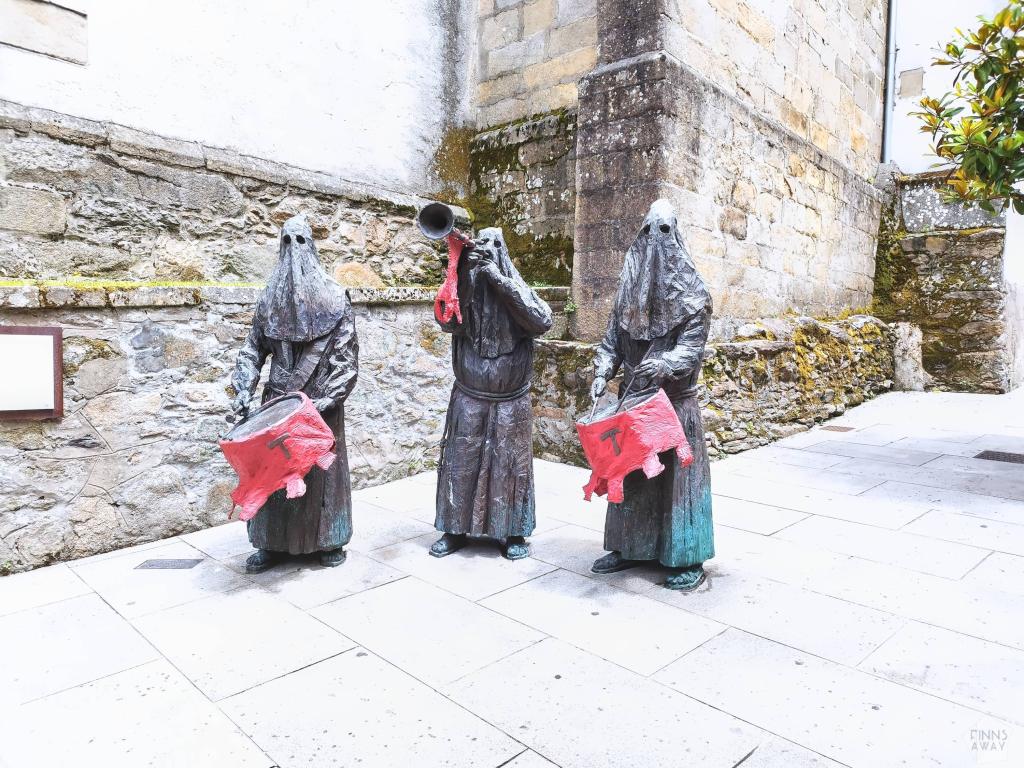 InTravel - Luoteis-Espanjan hurmaa rannikkomaisemilla, vehreydellä ja historiallisilla kaupungeilla Pregoeiros do Encontro statue in Viveiro, Galicia, Spain