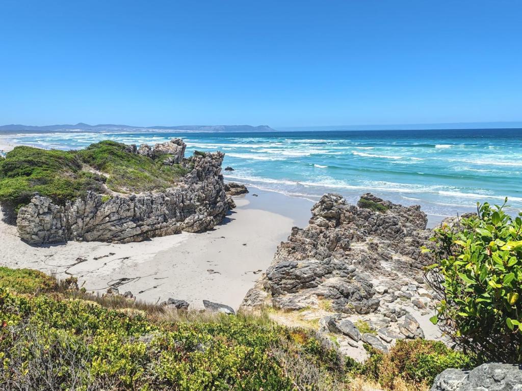 InTravel - Automatkalla Etelä-Afrikassa - rantoja, kansallispuistoja ja maisemateitä Rannikkomaisema, Hermanus | Vuokra-autolla Etelä-Afrikassa | InTravel blogi