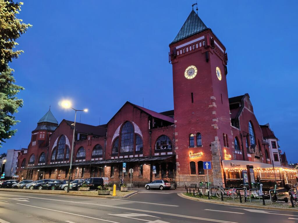 InTravel - Puolan Wrocław on viehättävä ja historiallinen kaupunkikohde Kauppahalli iltavalaistuksessa | Viehättävä Wrocław, Puola | InTravel