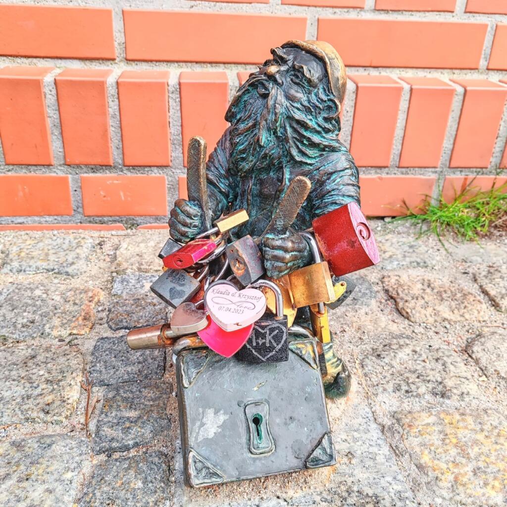 InTravel - Puolan Wrocław on viehättävä ja historiallinen kaupunkikohde Rakkauslukkoa leikkaava tonttupatsas | Viehättävä Wrocław, Puola | InTravel