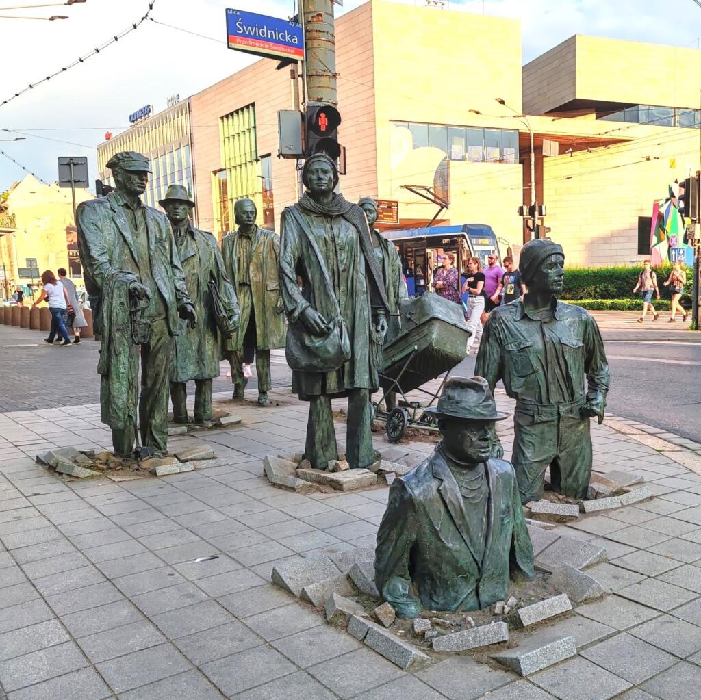 InTravel - Puolan Wrocław on viehättävä ja historiallinen kaupunkikohde The Passage, Monument to the Anonymous Passerby | Viehättävä Wrocław, Puola | InTravel