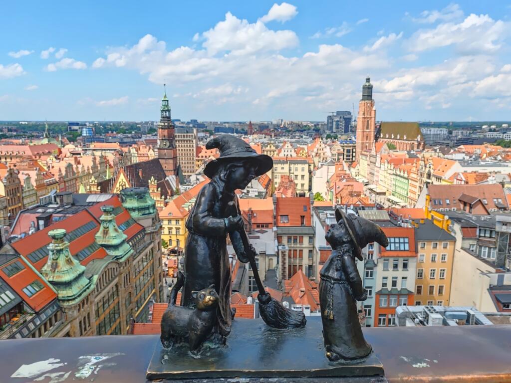 InTravel - Puolan Wrocław on viehättävä ja historiallinen kaupunkikohde Tekla ja Martynka -patsas Noitien sillalla | Viehättävä Wrocław, Puola | InTravel