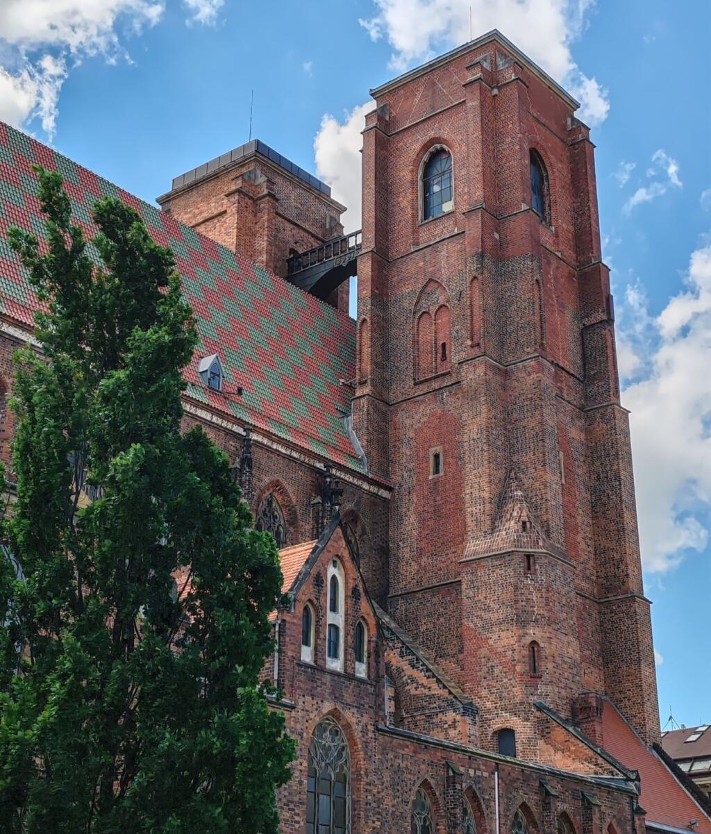 InTravel - Puolan Wrocław on viehättävä ja historiallinen kaupunkikohde Noitien silta yhdistää Maria Magdalenan kirkon tornit | Viehättävä Wrocław, Puola | InTravel