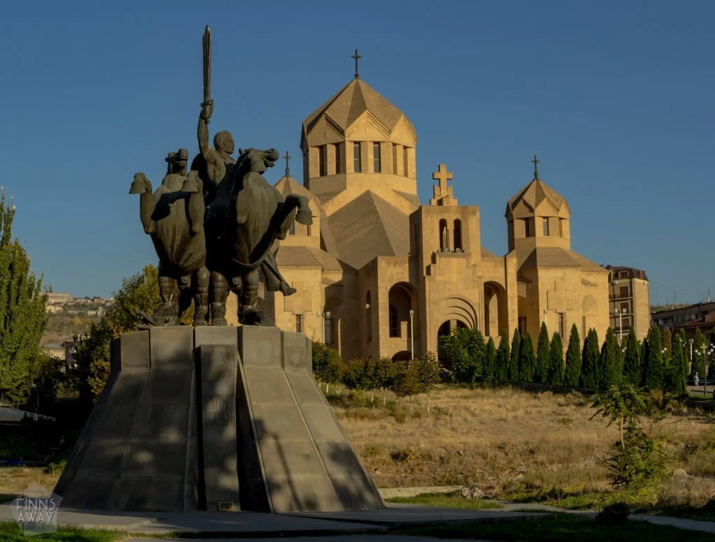 InTravel - Lokakuu 2018: Seikkailu Kaukasuksella – Georgiasta Armenian Jerevaniin Zoravar Andranik patsas ja Saint Gregory The Illuminator Cathedral, Yerevan | InTravel